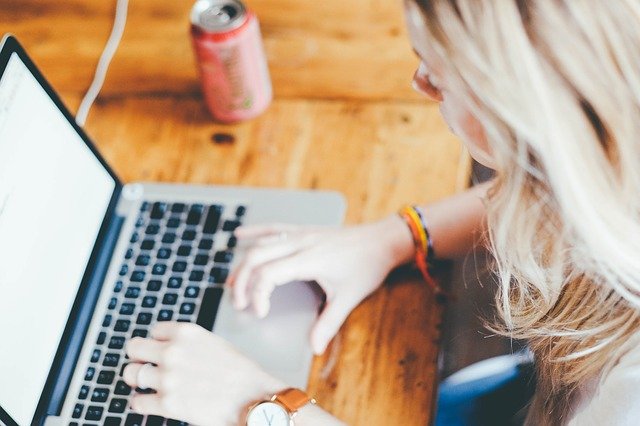 woman using the g cloud 12 framework